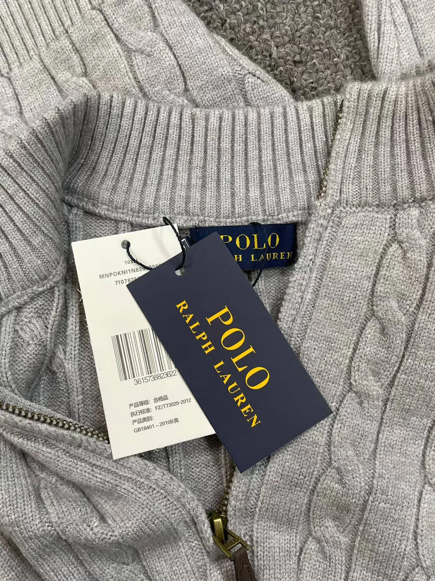 P276 Top quality products Top purchasing version SS25 new autumn product POLO Lavlauf Small logo embroidered twisted rope half-zip sweater Counter-color dyed wool blended cotton yarn High weight and high density Super high quality The wool is soft, delicate and skin-friendly. It feels soft and silky. The hand feel is not ordinary 💕 All color dyed high weight cotton yarn ensures no color difference. It adopts four-hole knitting method, tight and textured It is durable, does not deform and is not prone to pilling. It has a soft, warm and comfortable feel. It does not stick to your body when worn alone. It is absolutely perfect‼ ️Classic knitted clothing uses exquisite details and iconic brand symbols to reinterpret the charming charm, injecting low-key brand logo connotation into the entire design. It is simply amazing🉑️All produced on imported looms. The details are clearly visible. The collar label has an anti-counterfeiting chip. The double-layer main wheat has a built-in NFC anti-counterfeiting chip. The washing wheat is consistent with ZP. It is full of details. The details are well grasped. Challenge the market currency and are not afraid of random comparisons! The upper body effect is very good. No matter how you match it, it looks high-end and elegant. It has a high-end feel🫴 It is so versatile🍑It is a must-have for both men and women🉑️ Color: Black Gray Size: S-XL